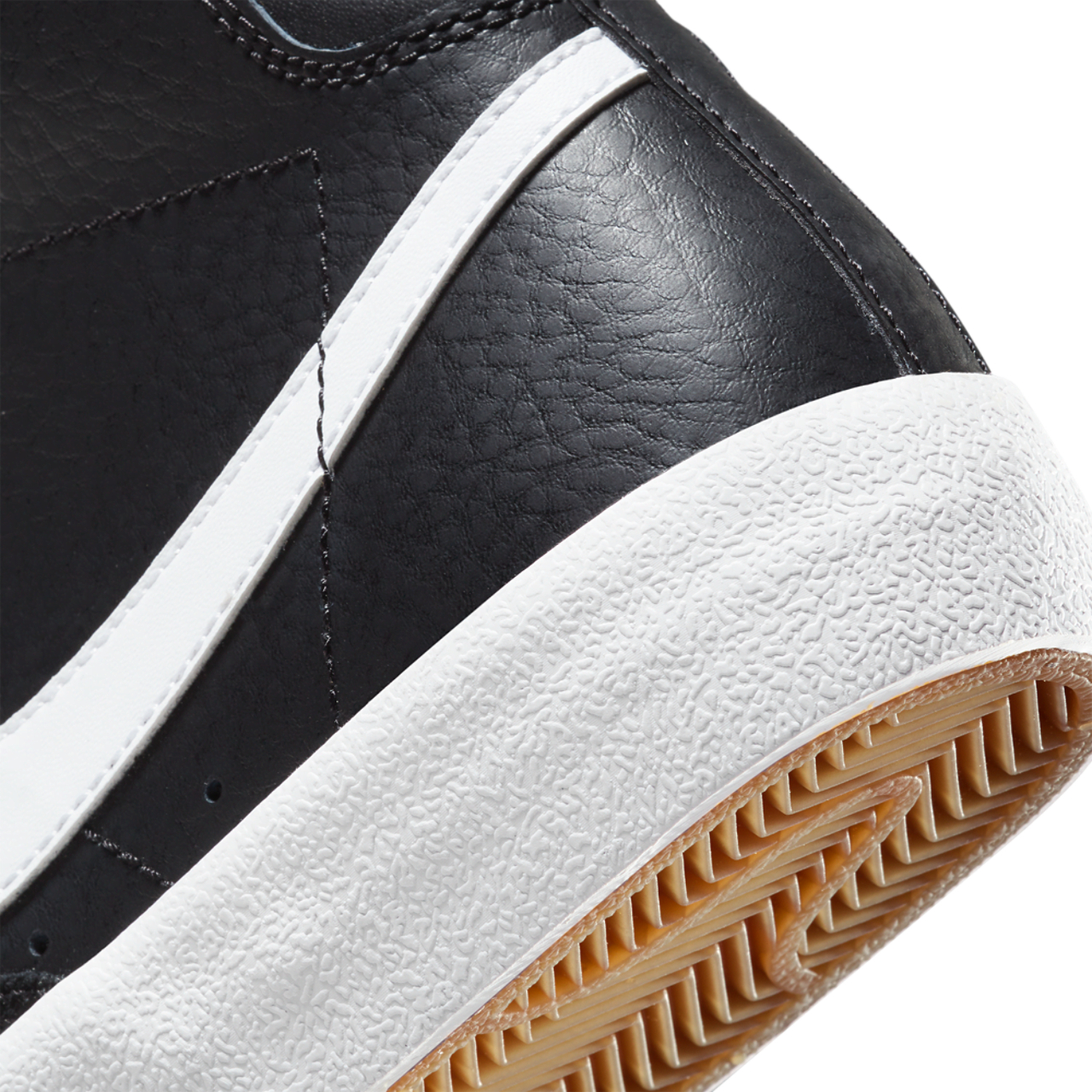 Nike Blazer Mid '77 Image 7 of 8. Tap to open photo gallery.
