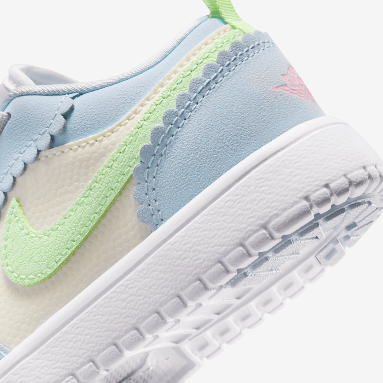 Jordan AJ 1 Low ALT SE Fem Image 8 of 13. Tap to open photo gallery.