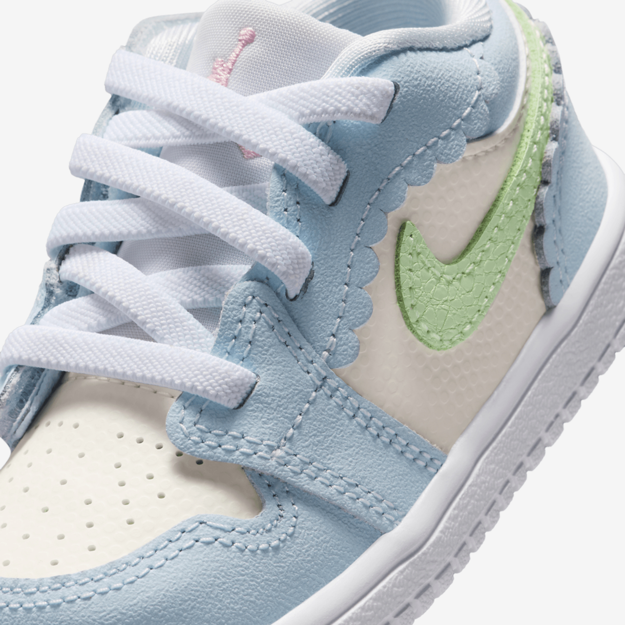Jordan AJ 1 Low ALT SE Fem Image 7 of 12. Tap to open photo gallery.
