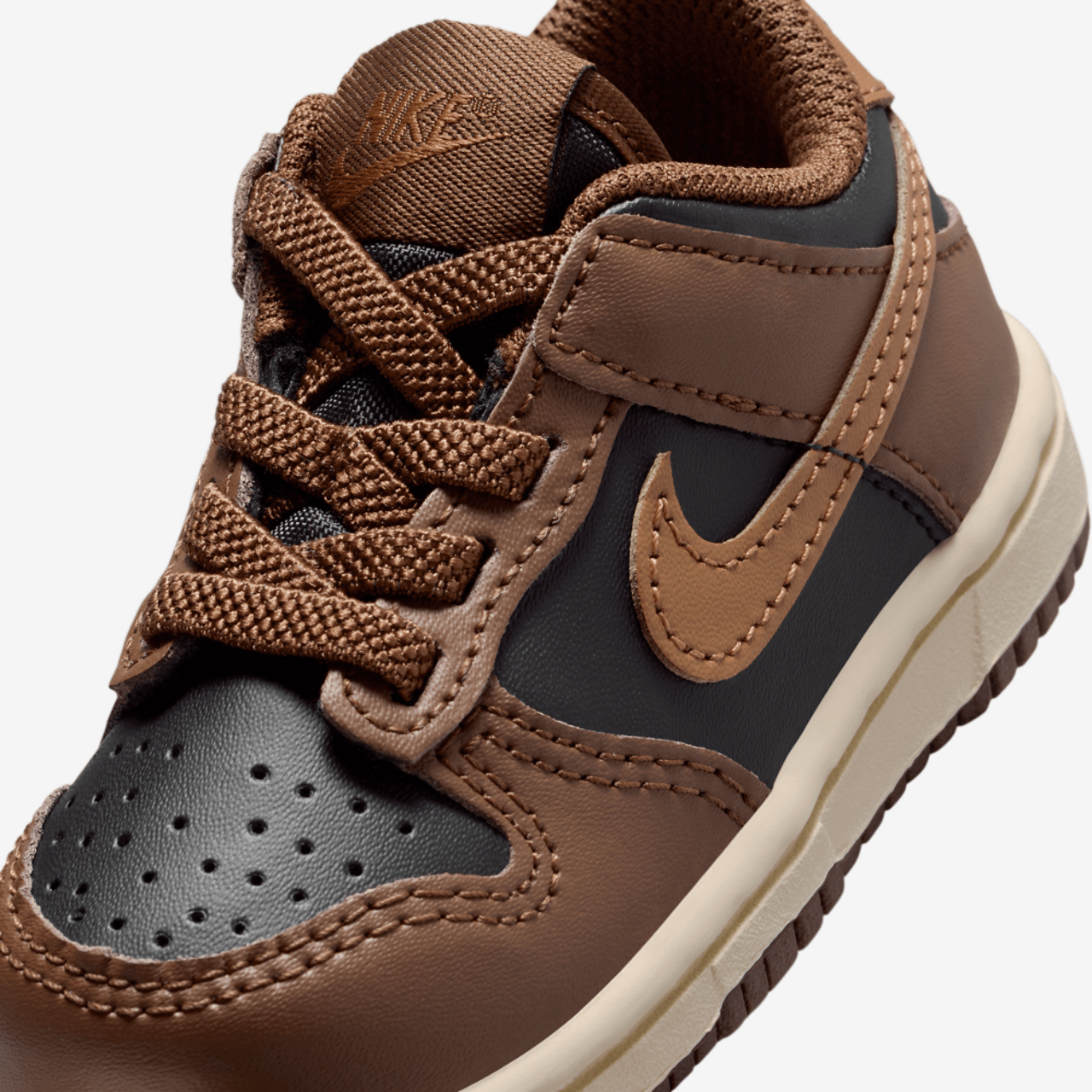 Nike Dunk Low Image 7 of 7. Tap to open photo gallery.