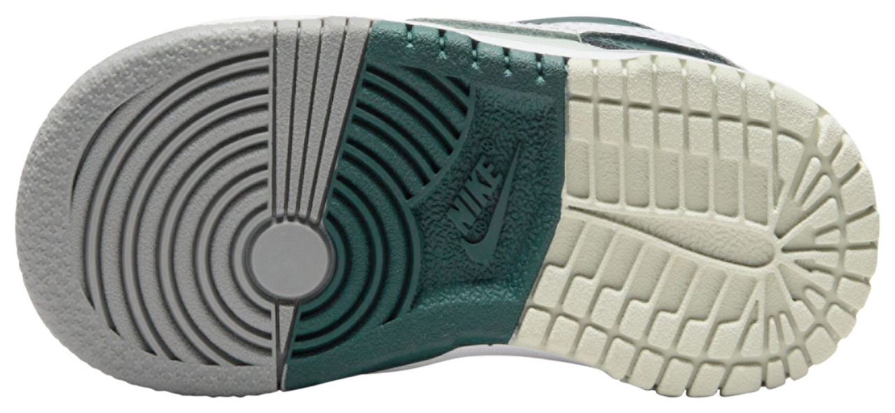 Nike Dunk Low Image 5 of 5. Tap to open photo gallery.