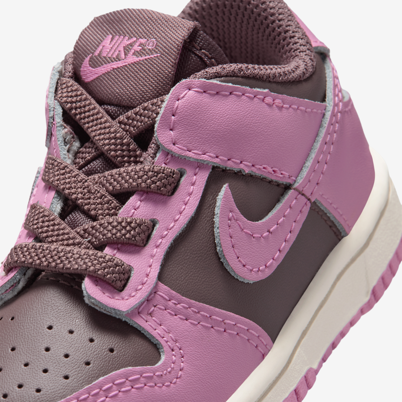 Nike Dunk Low Image 7 of 7. Tap to open photo gallery.