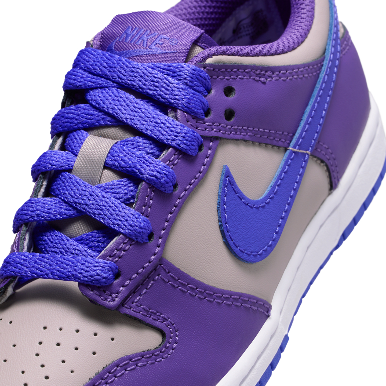 Nike Dunk Low Image 7 of 8. Tap to open photo gallery.