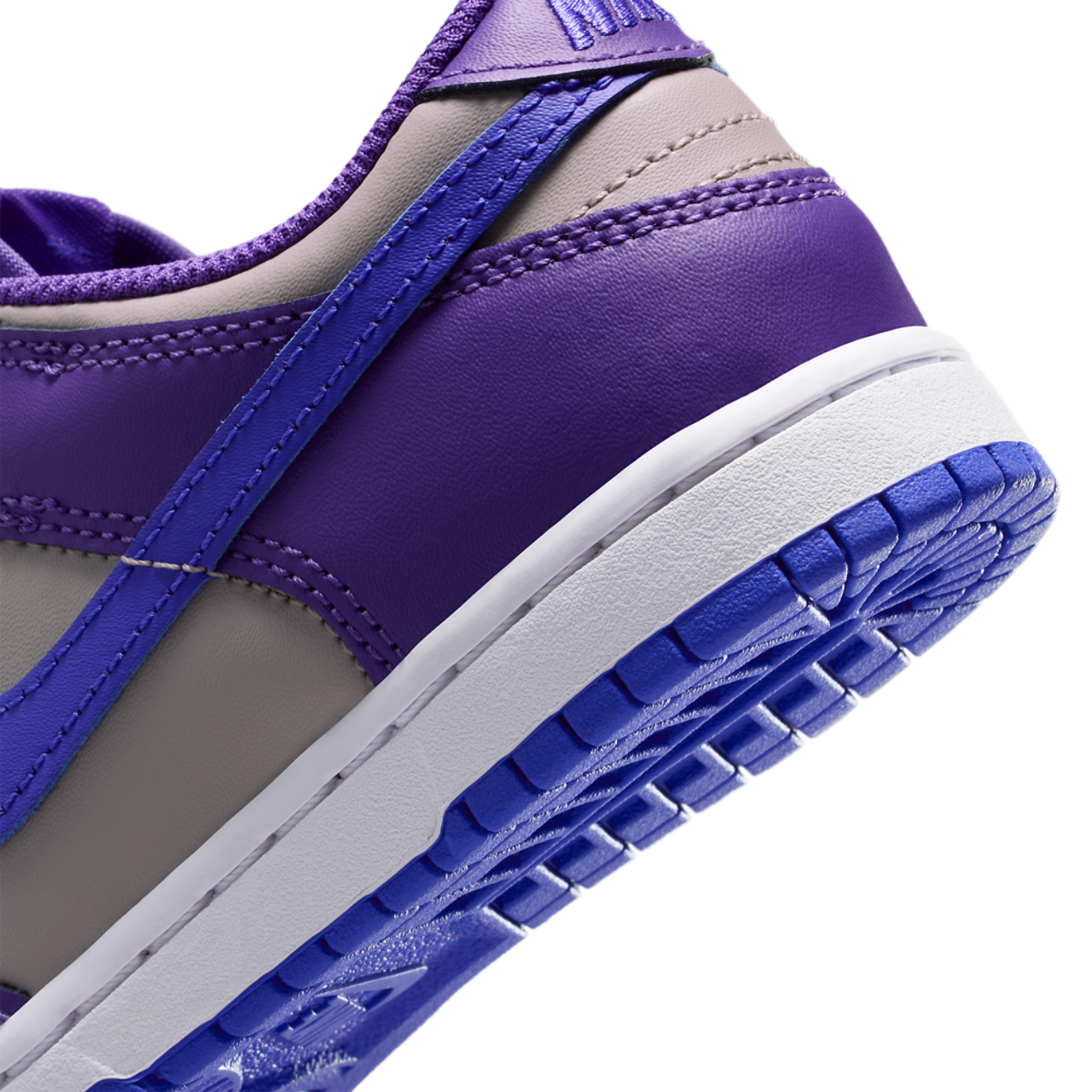 Nike Dunk Low Image 8 of 8. Tap to open photo gallery.