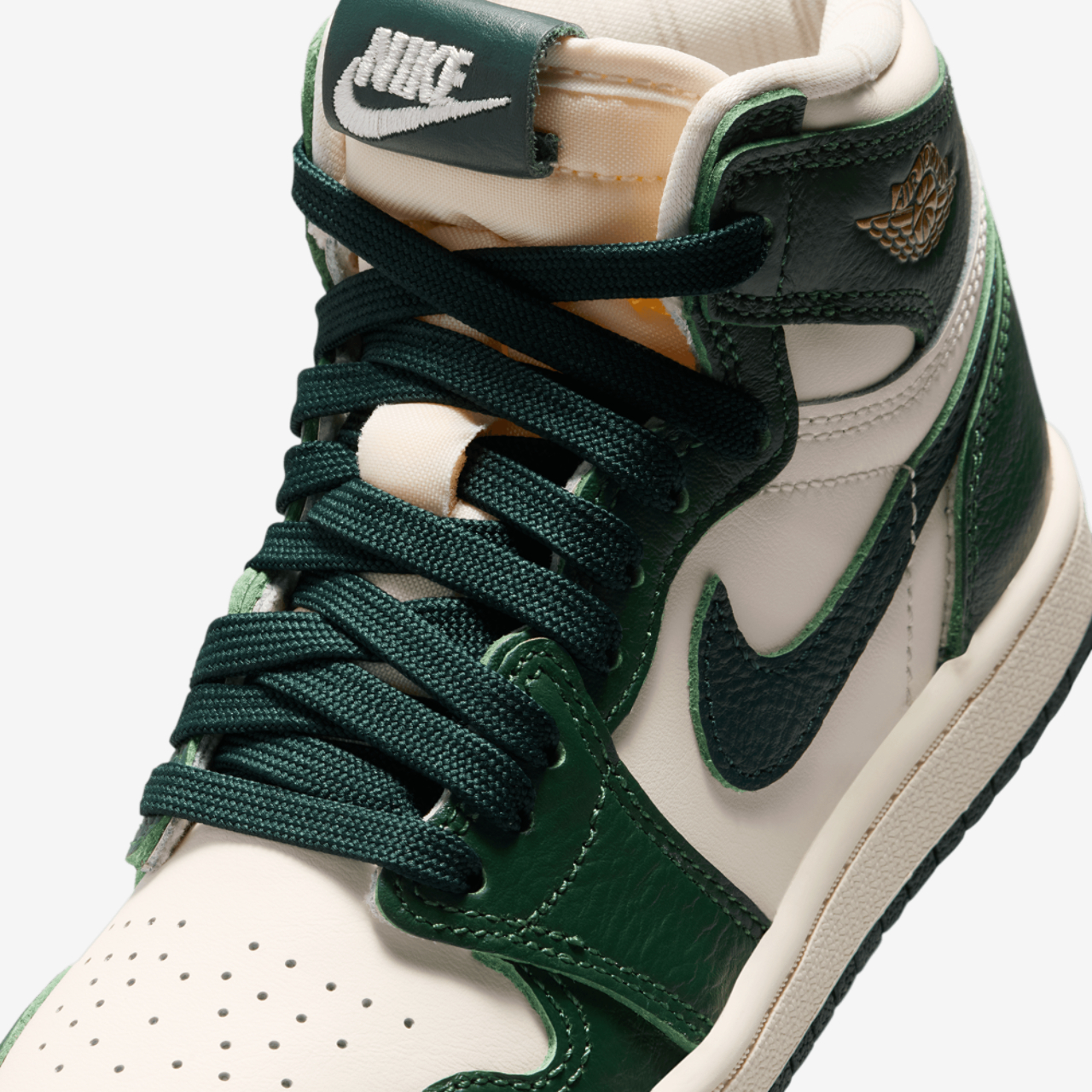 Jordan Retro 1 High OG Image 7 of 8. Tap to open photo gallery.