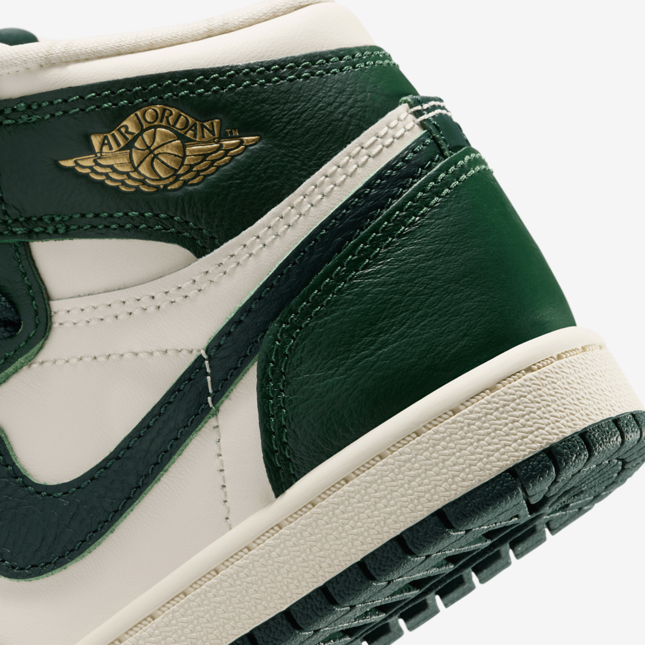 Jordan Retro 1 High OG Image 8 of 8. Tap to open photo gallery.
