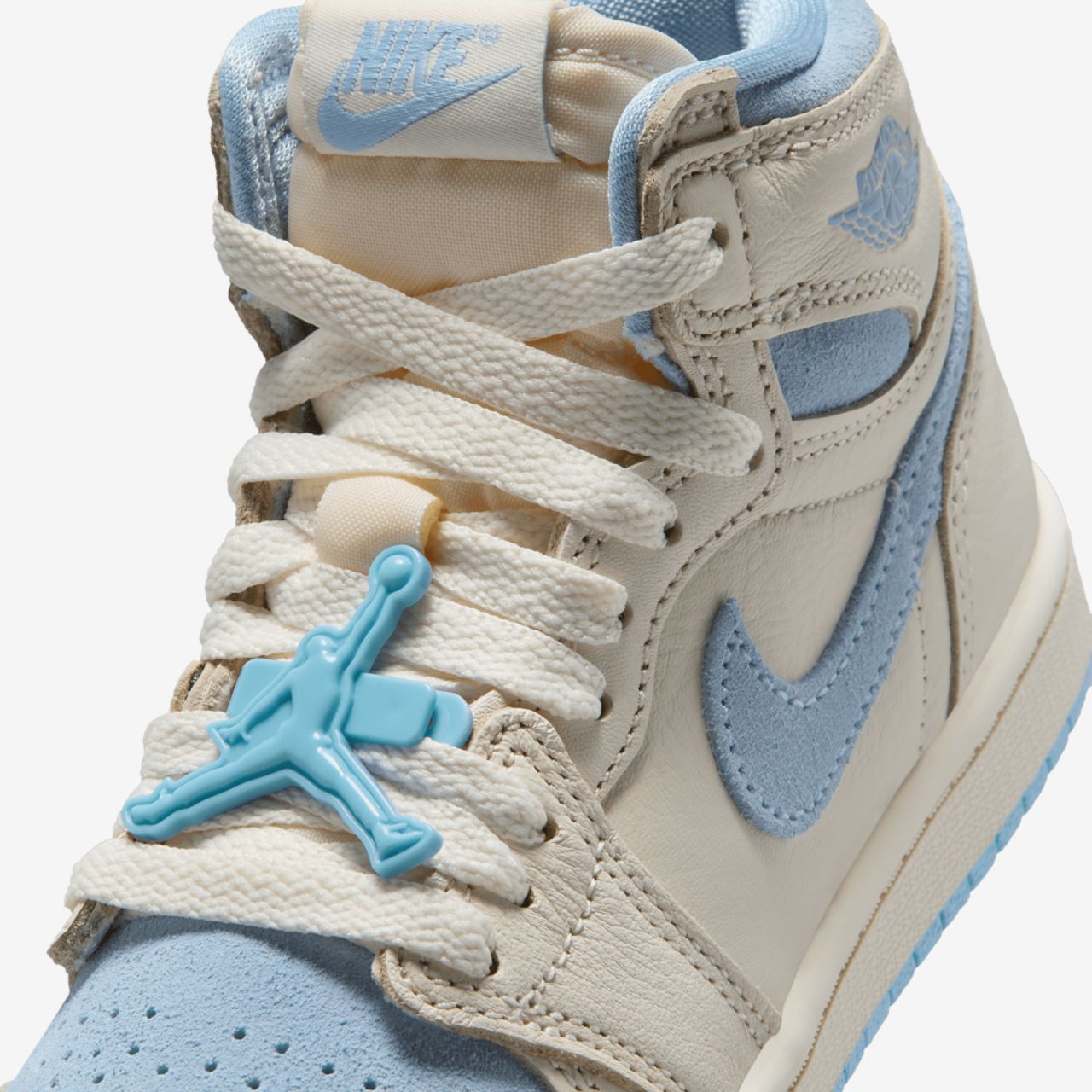 Jordan Retro 1 High OG Image 7 of 9. Tap to open photo gallery.