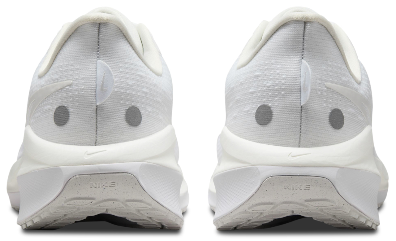 Nike Vomero 17 Image 3 of 5. Tap to open photo gallery.