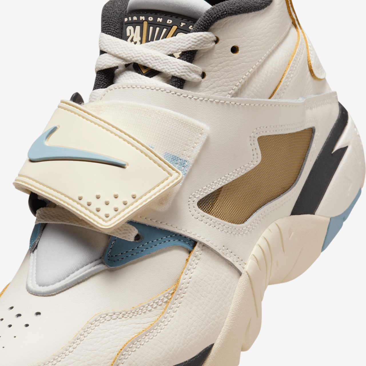Nike Air Diamond Turf Image 7 of 8. Tap to open photo gallery.