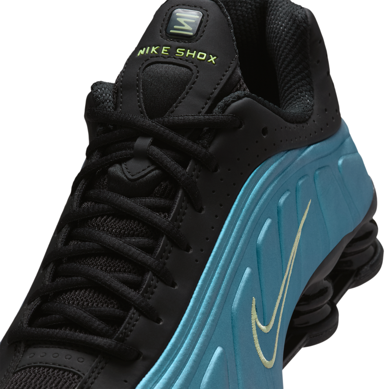 Nike Shox R4 Image 7 of 8. Tap to open photo gallery.