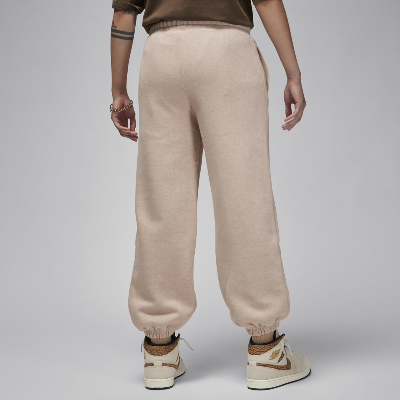 Jordan Flight Fleece Pants Image 2 of 2. Tap to open photo gallery.