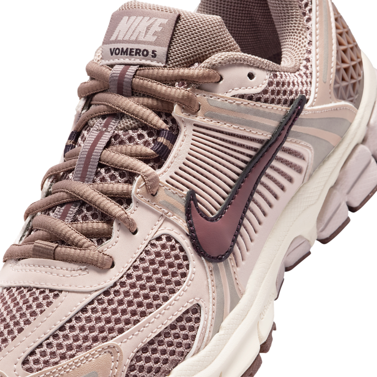 Nike Vomero 5 Image 7 of 8. Tap to open photo gallery.