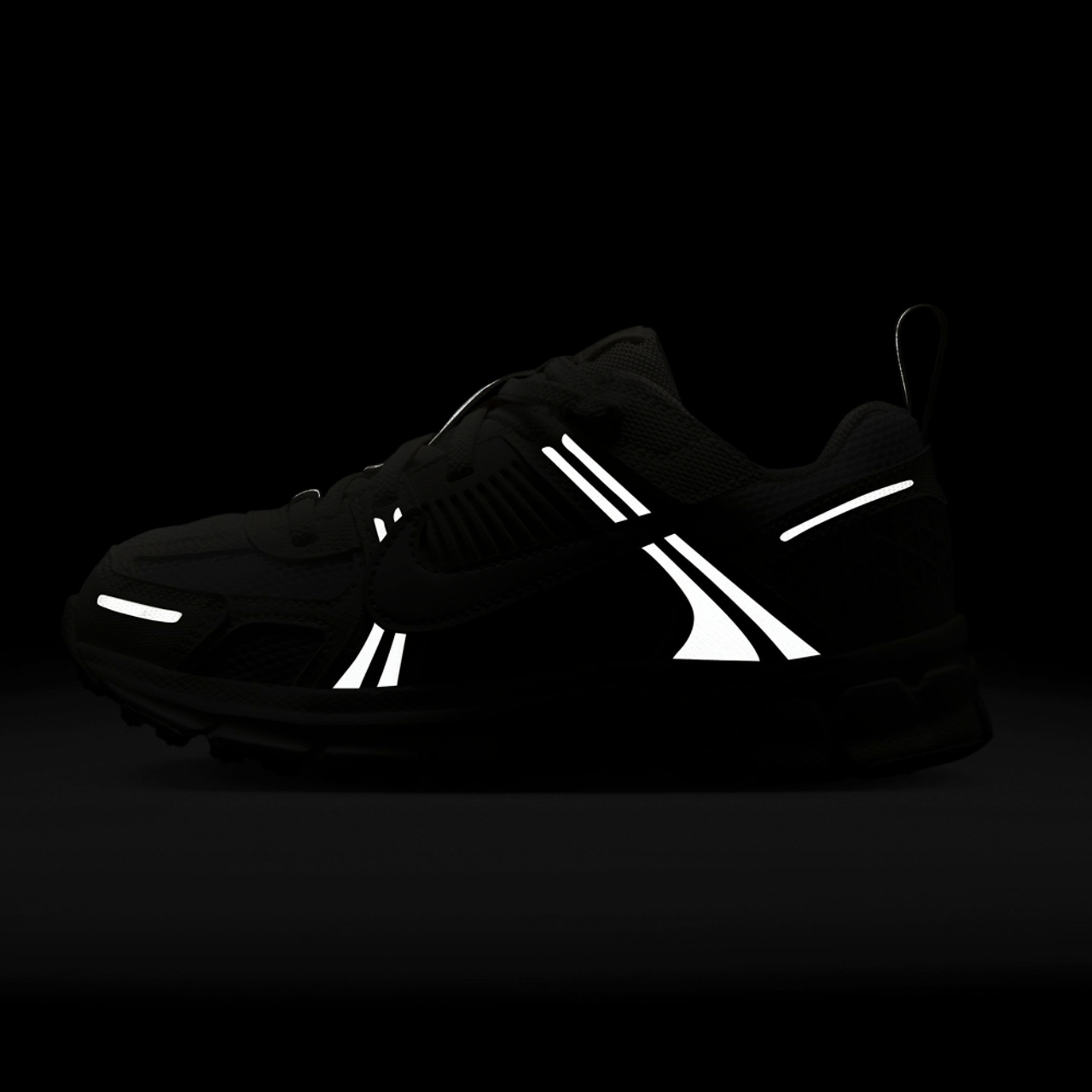 Nike Vomero 5 Image 7 of 8. Tap to open photo gallery.