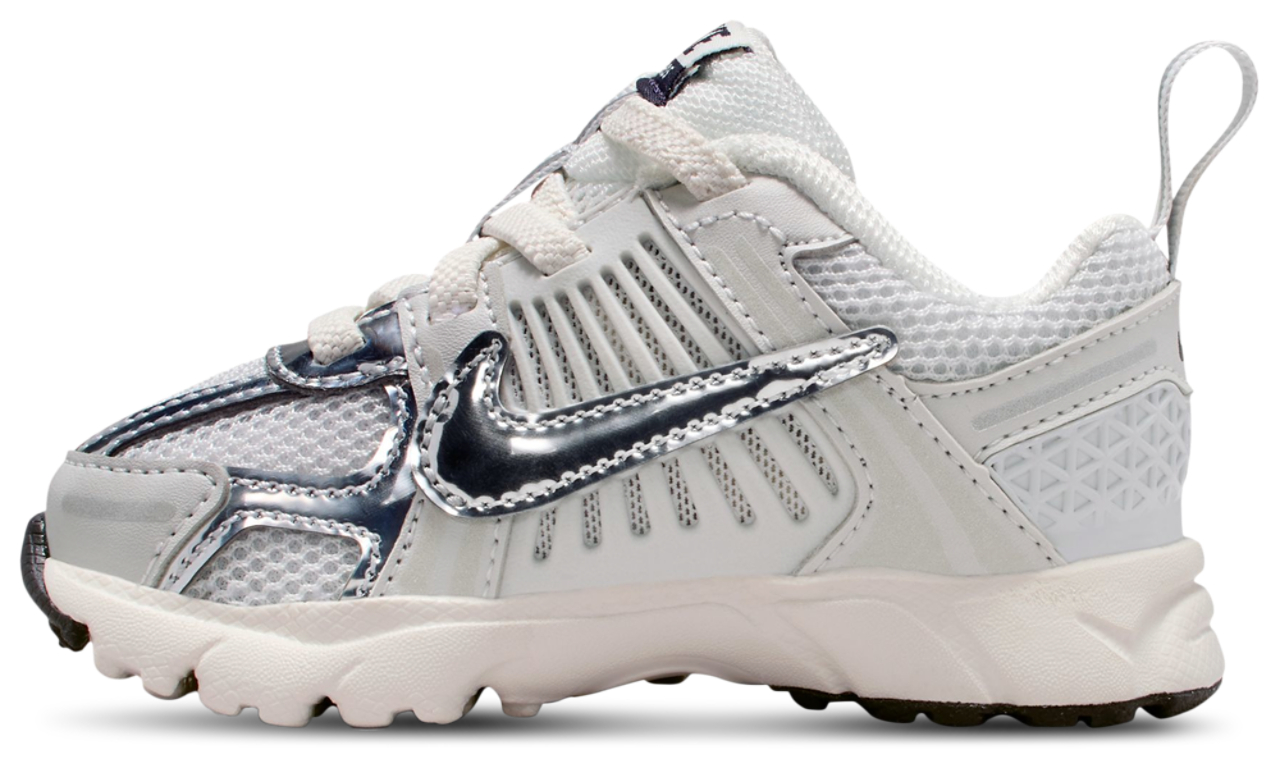 Nike Vomero 5 Image 2 of 6. Tap to open photo gallery.