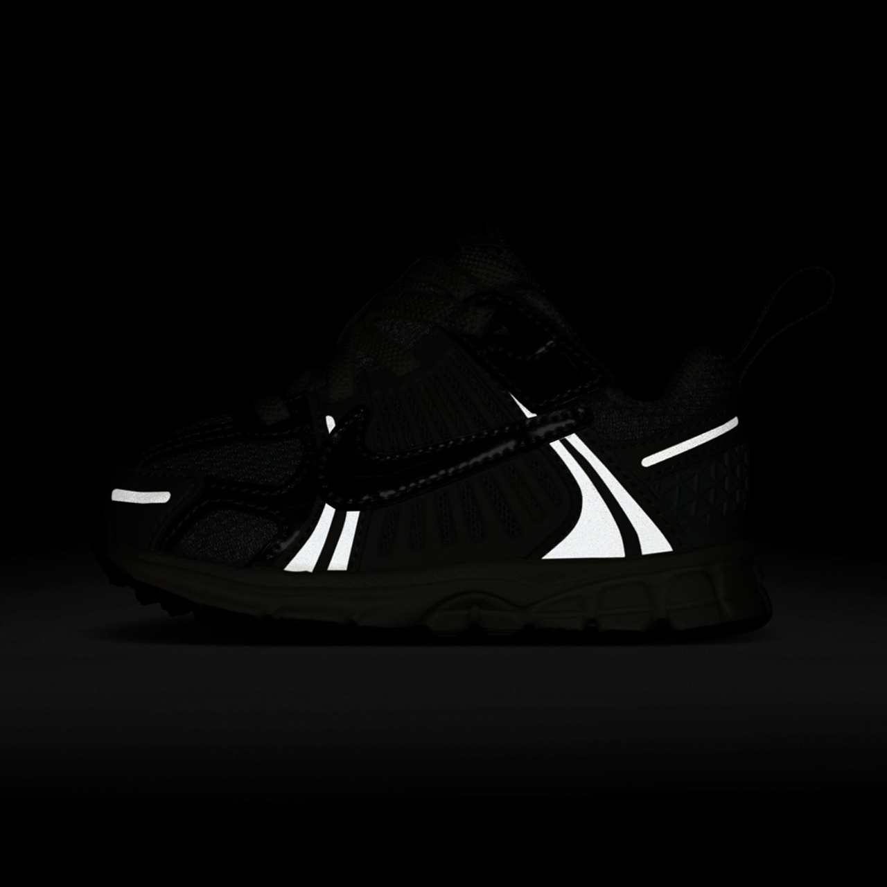 Nike Vomero 5 Image 6 of 6. Tap to open photo gallery.