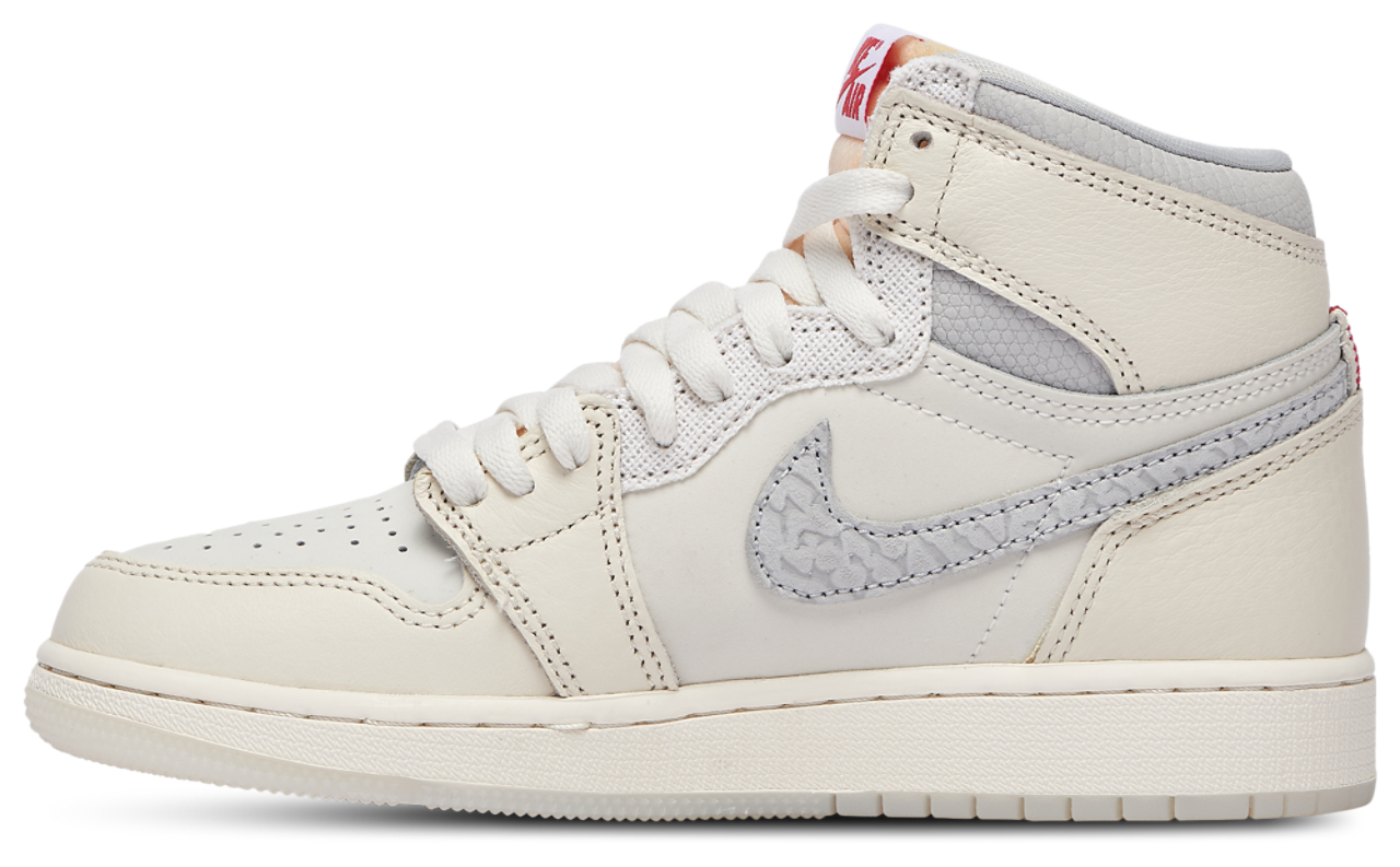 Jordan Air Jordan Retro 1 Hi Image 2 of 5. Tap to open photo gallery.