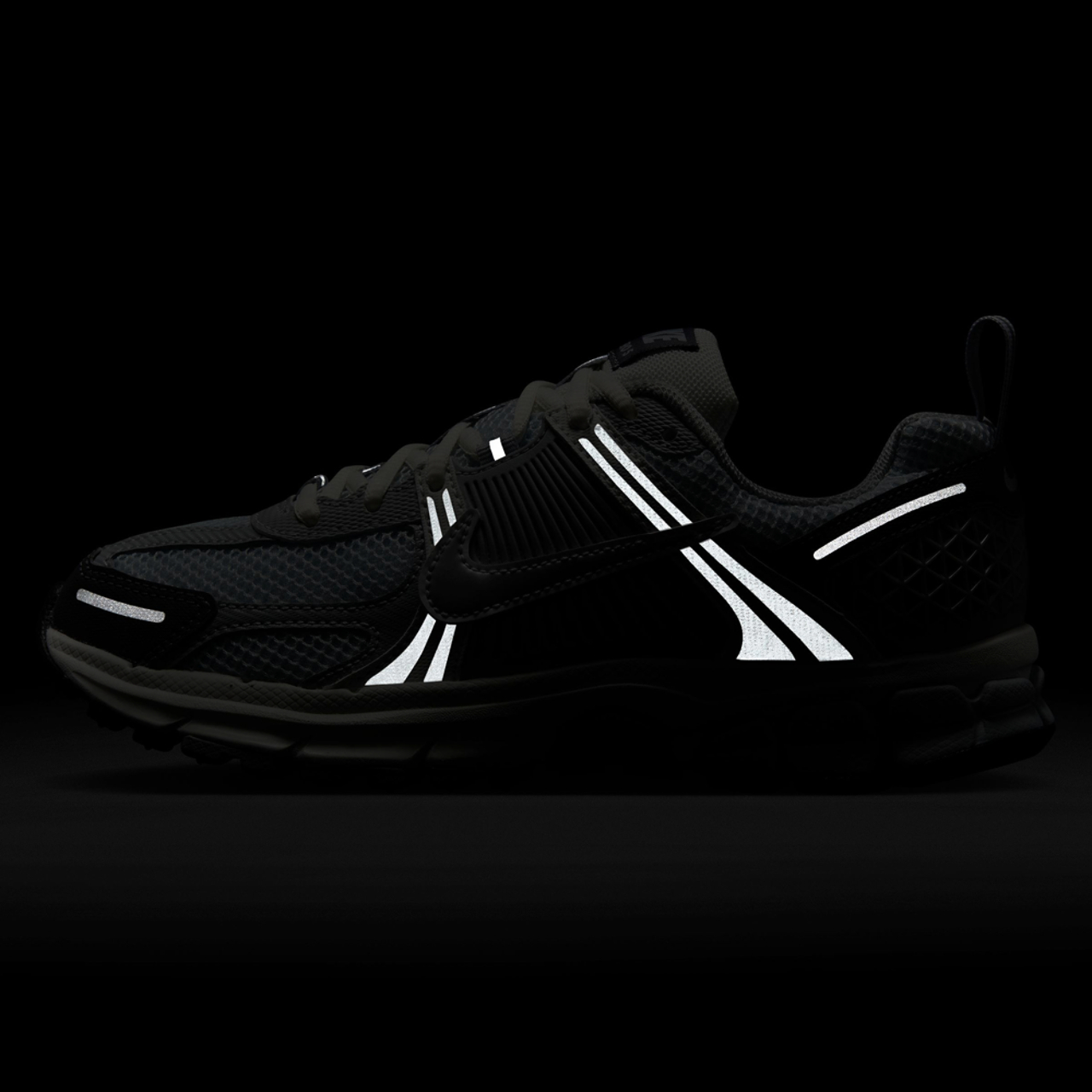 Nike Vomero 5 Image 7 of 8. Tap to open photo gallery.