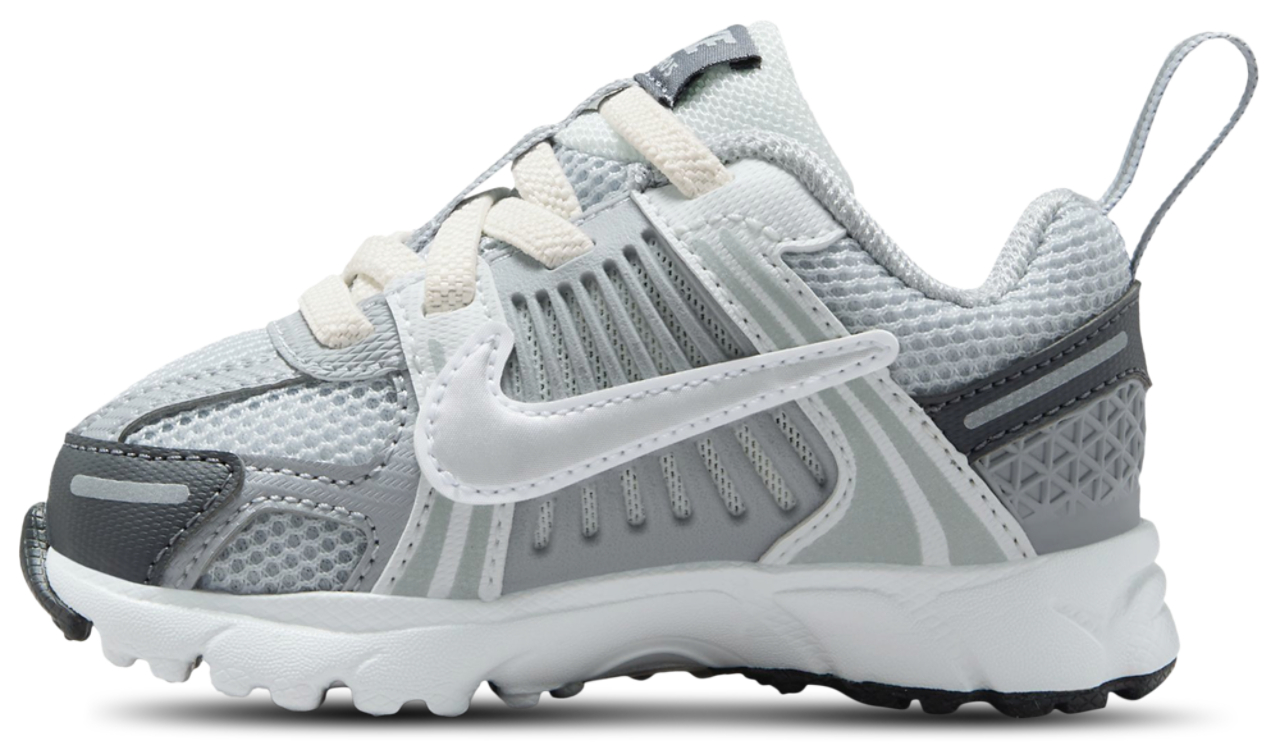 Nike Vomero 5 Image 2 of 8. Tap to open photo gallery.