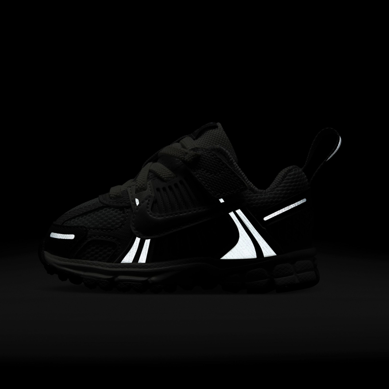 Nike Vomero 5 Image 7 of 8. Tap to open photo gallery.