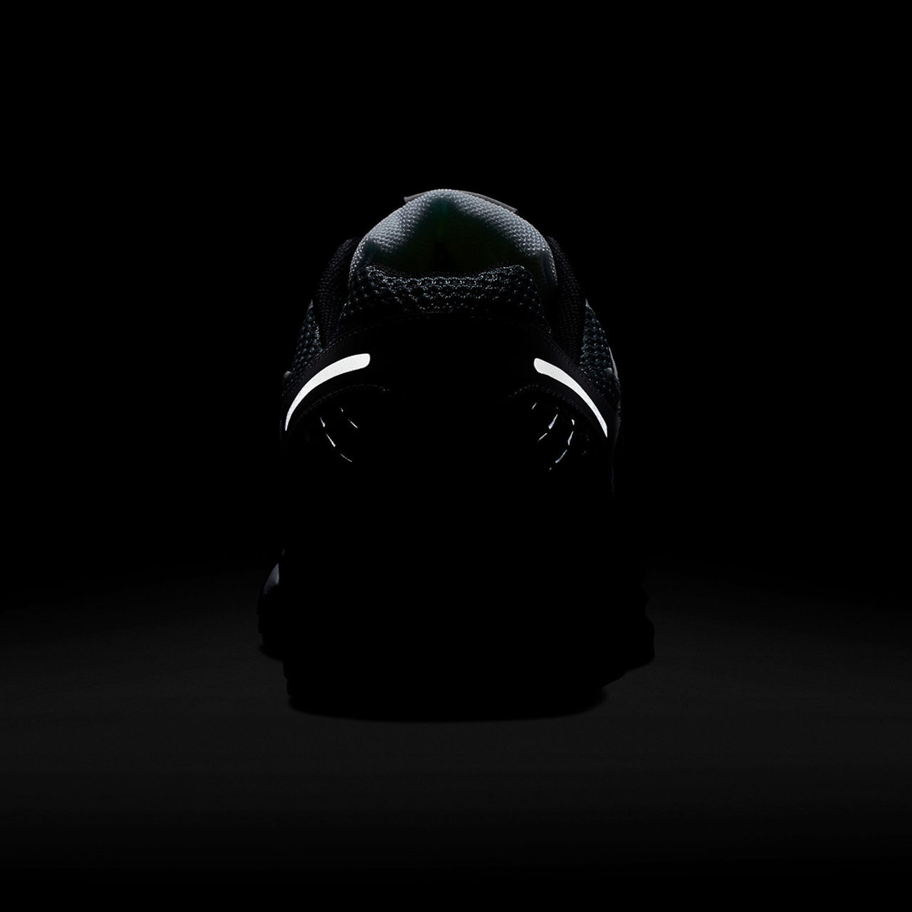 Nike Vomero 5 Image 6 of 8. Tap to open photo gallery.