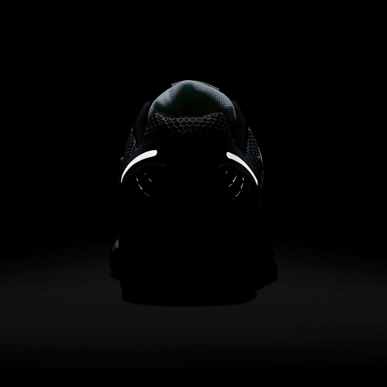 Nike Vomero 5 Image 6 of 8. Tap to open photo gallery.