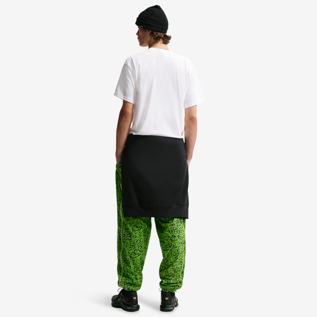 Nike Air Woven AOP TL Pants Image 5 of 5. Tap to open photo gallery.