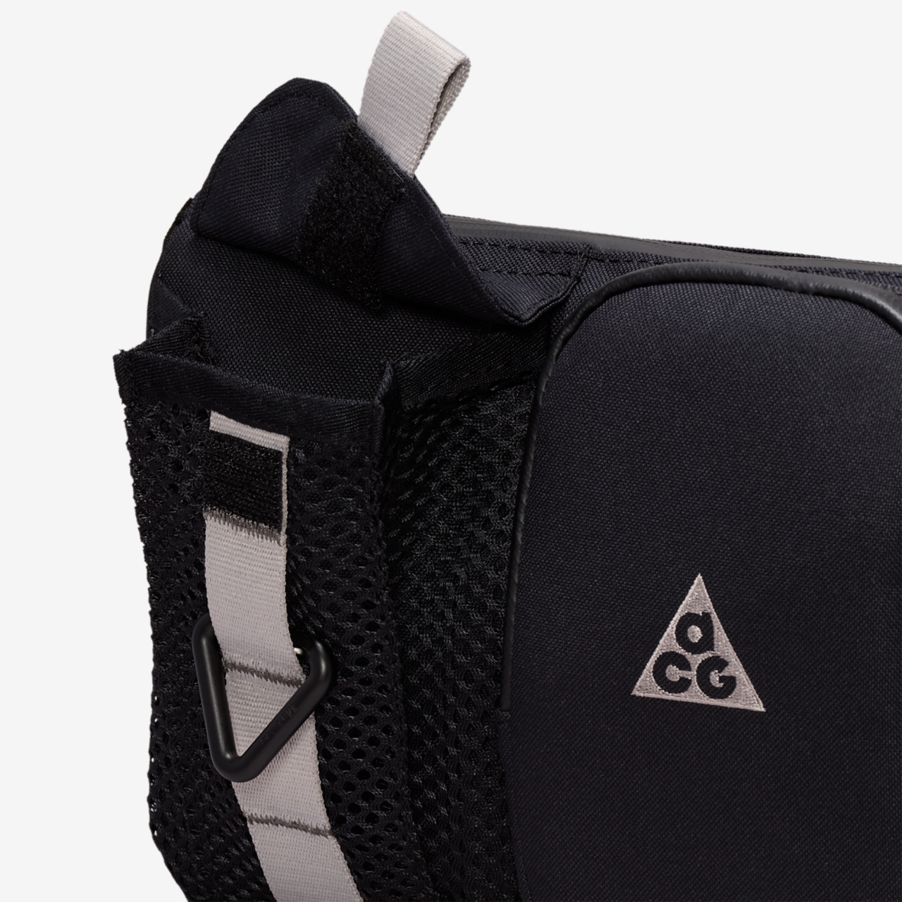 Nike ACG Daymax Crossbody Image 6 of 8. Tap to open photo gallery.