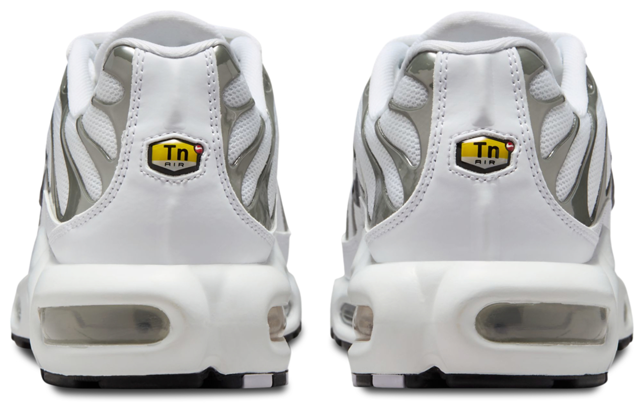 【新品】Nike AirMax Plus ホワイト/ブラック 23 センチ 新品】Nike AirMax Plus ホワイト/ブラック 23 センチ 新品