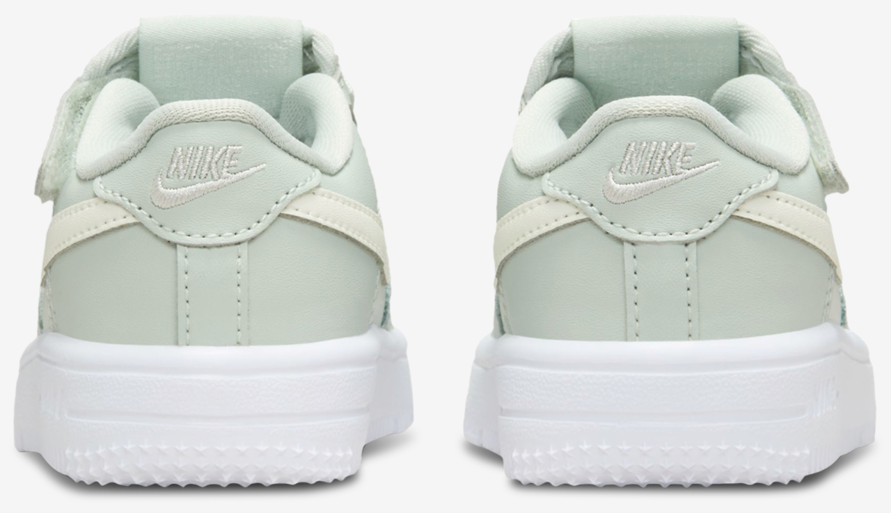 Nike Air Force 1 Low EasyOn Image 3 of 5. Tap to open photo gallery.