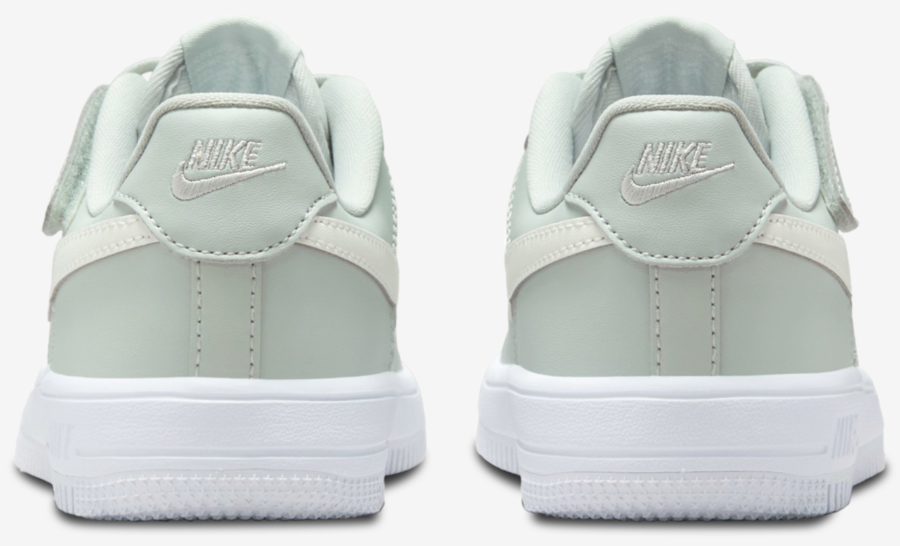 Nike Air Force 1 Low EasyOn Image 3 of 5. Tap to open photo gallery.