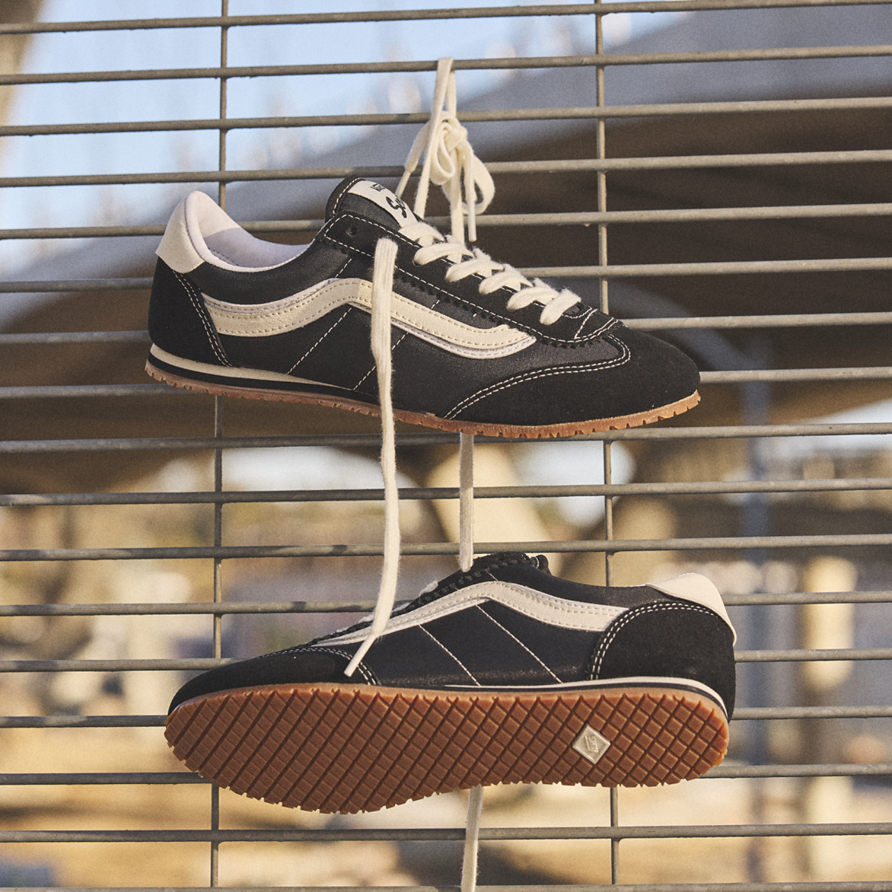 【VANS】SUPER LOWPRO BLACK 25センチ　アクセサリー付き Super Lowpro Shoe in Black | Vans