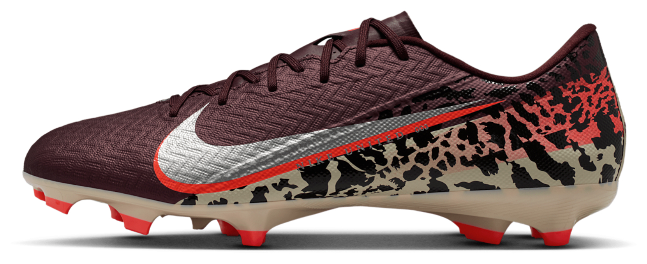 Nike Zoom Vapor 16 Academy FG/MG Image 2 of 5. Tap to open photo gallery.