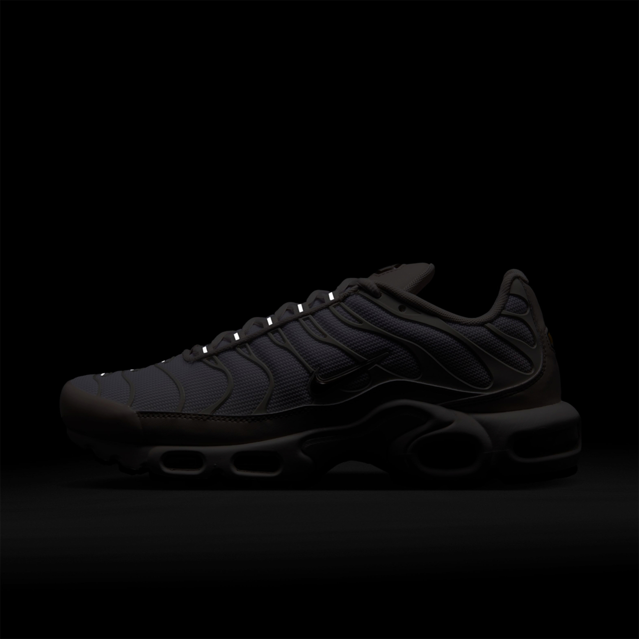 Nike Nike Air Max Plus SE Image 6 of 6. Tap to open photo gallery.
