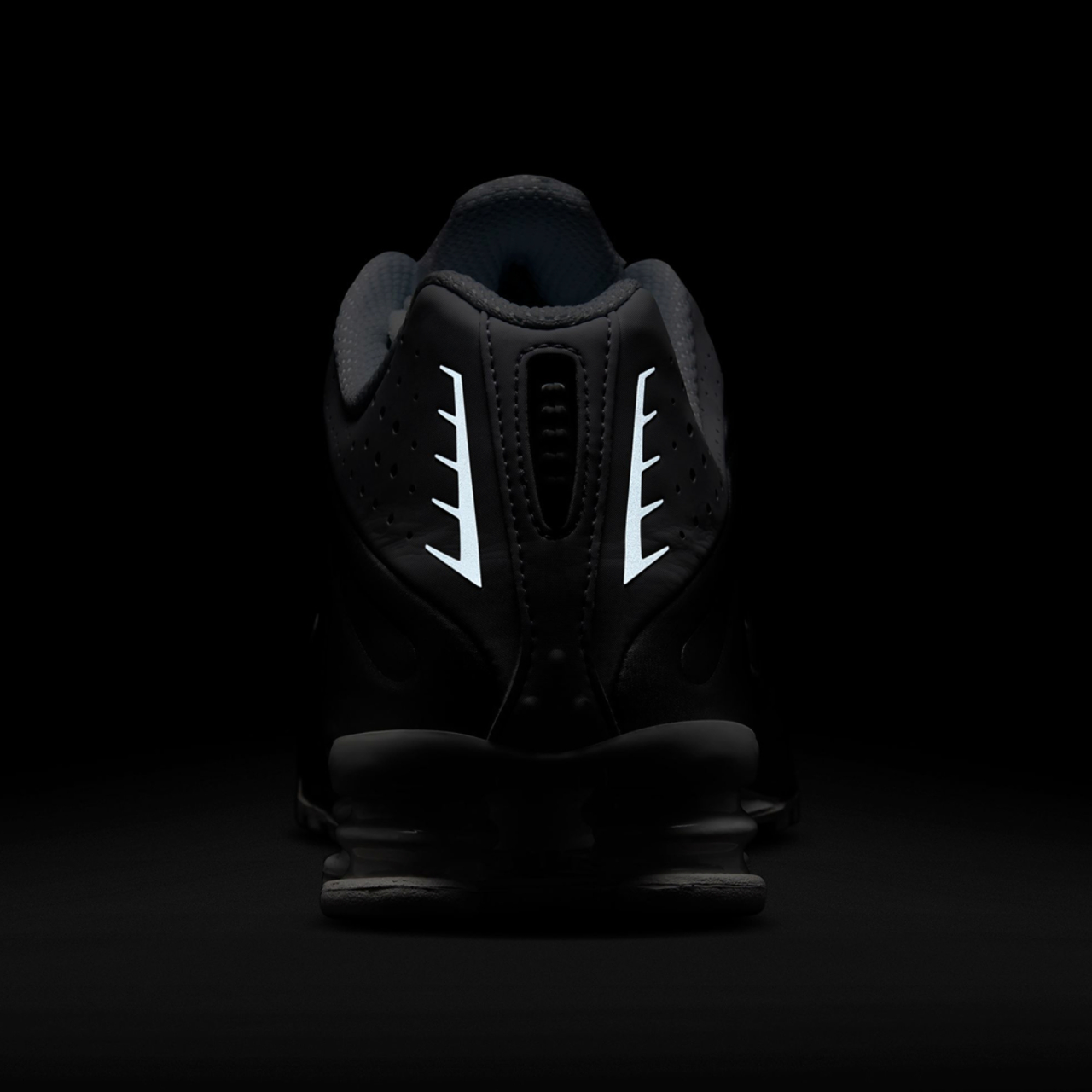 Nike Shox R4 Image 7 of 8. Tap to open photo gallery.