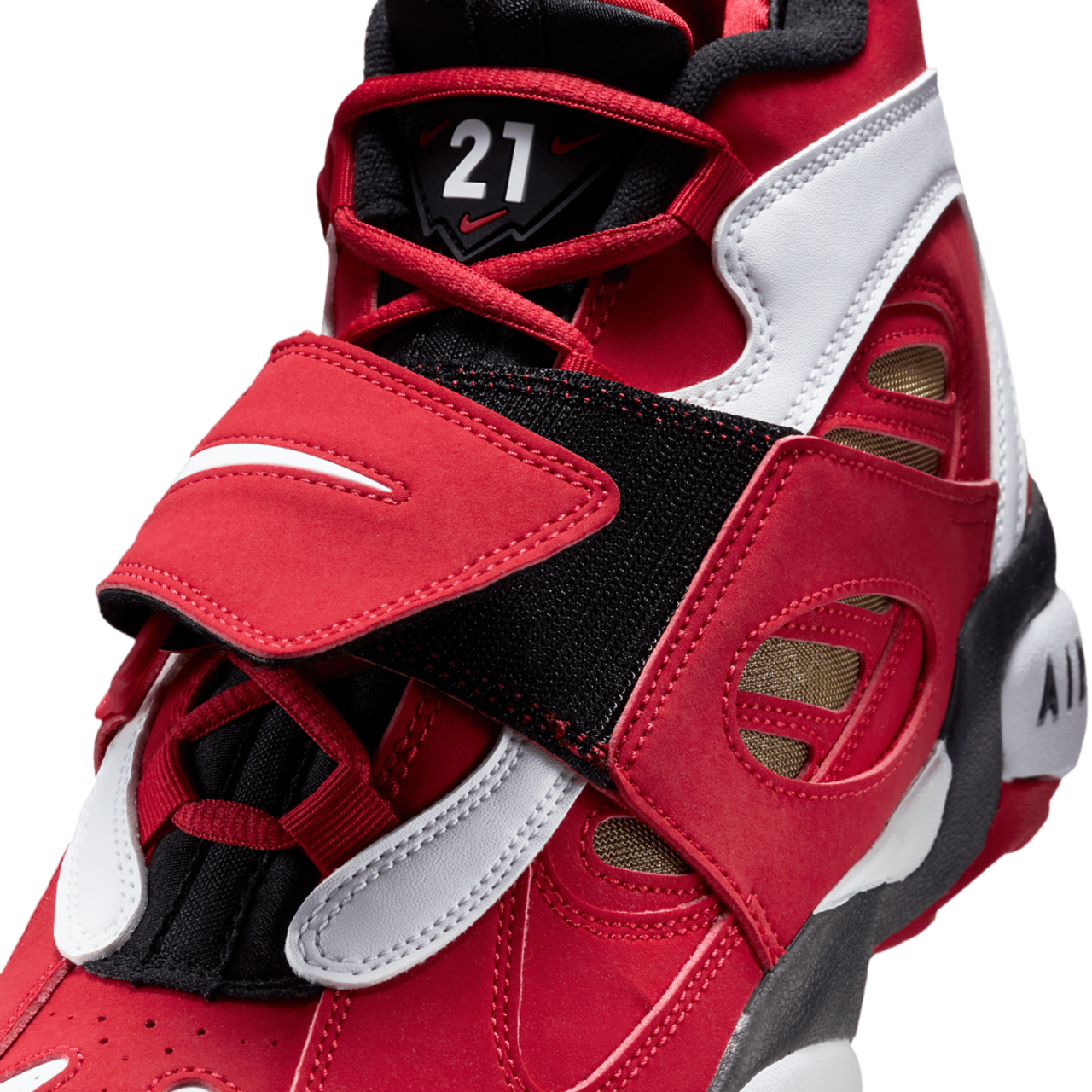 Nike Air Diamond Turf II Image 7 of 9. Tap to open photo gallery.