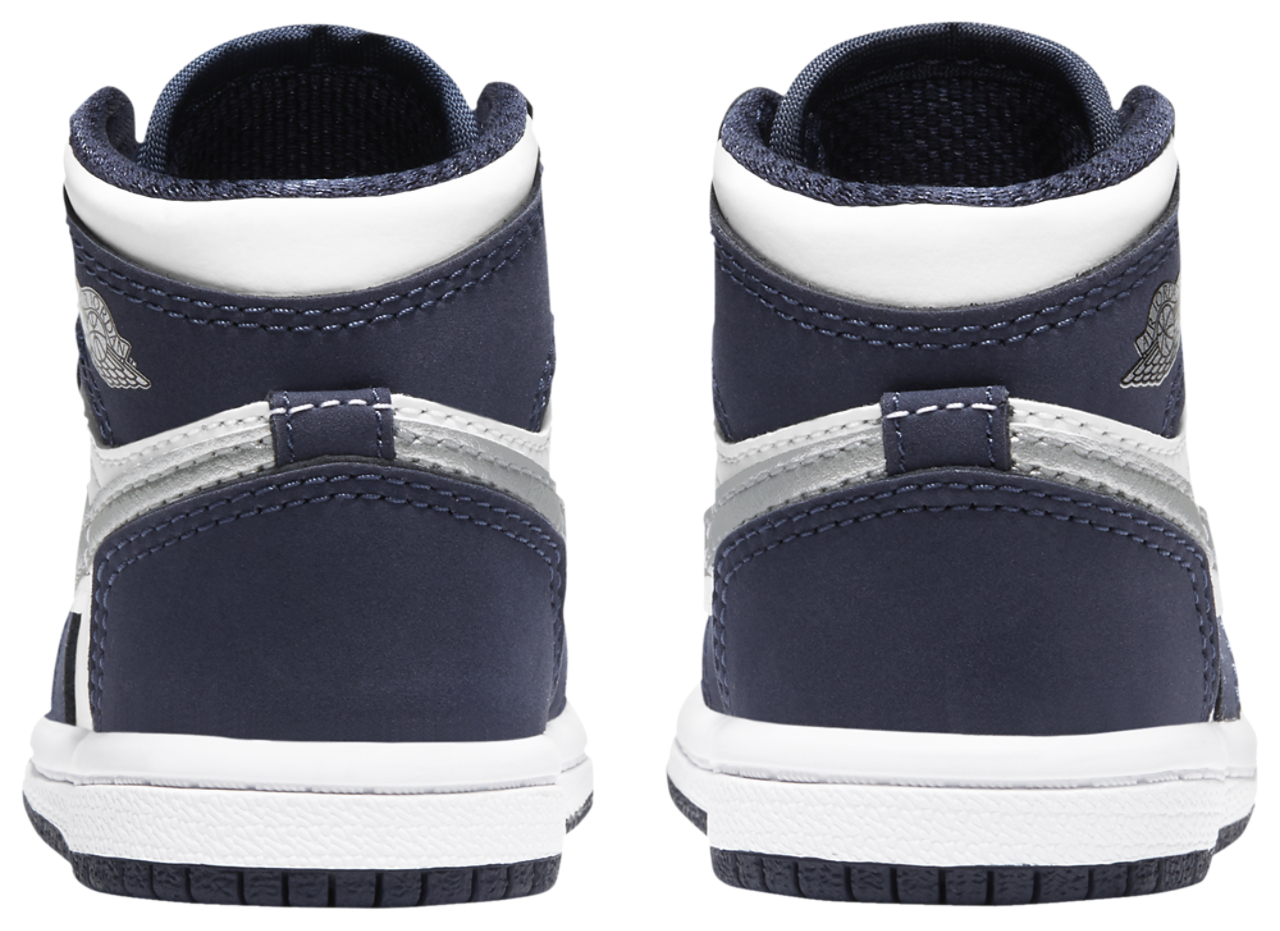 Jordan Retro 1 High OG Image 3 of 5. Tap to open photo gallery.