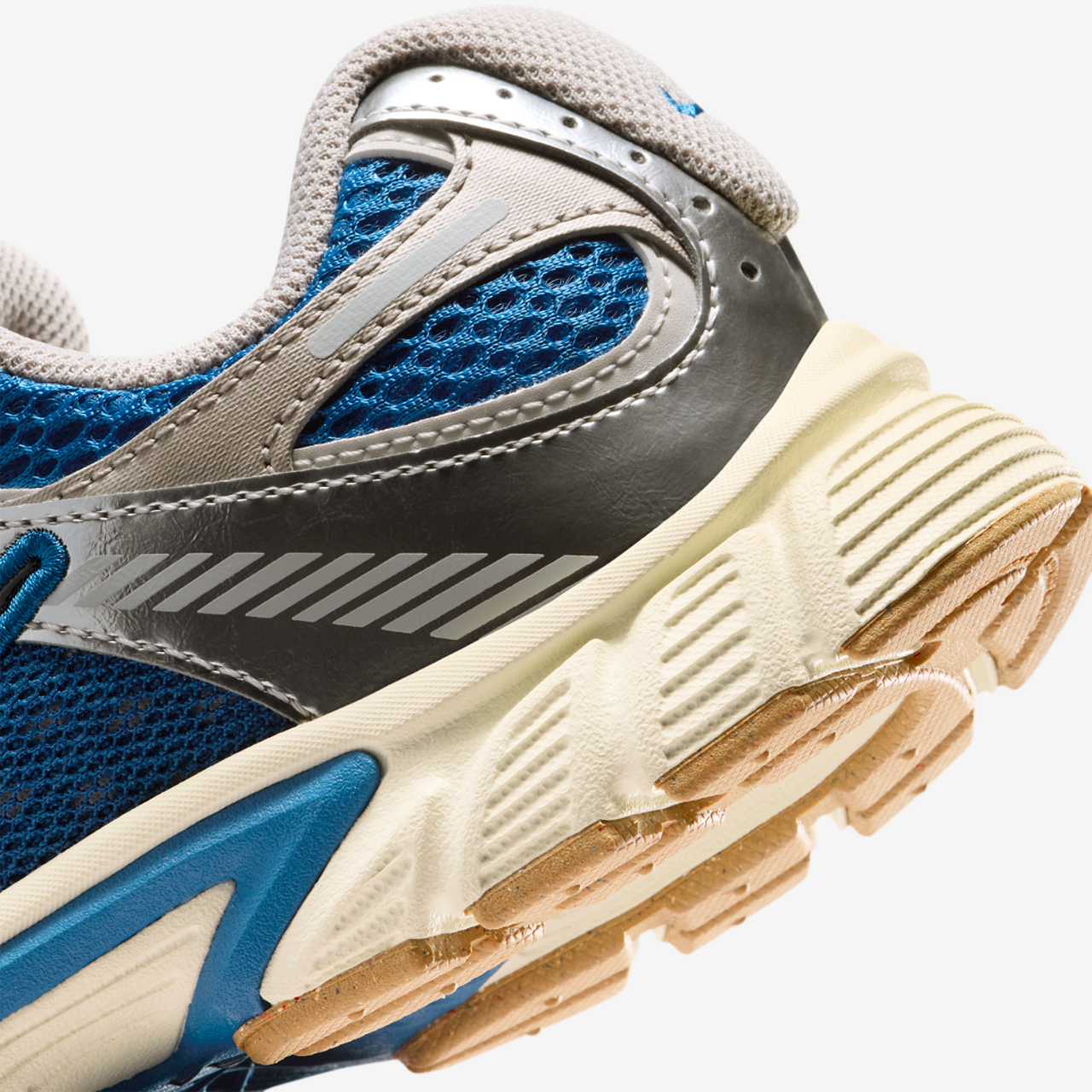 Nike V5 RNR Image 8 of 8. Tap to open photo gallery.