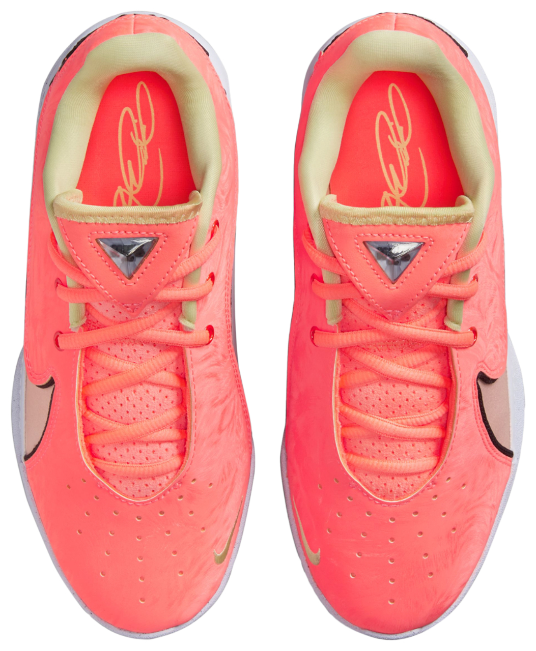 Nike LeBron XXII SE Image 4 of 5. Tap to open photo gallery.