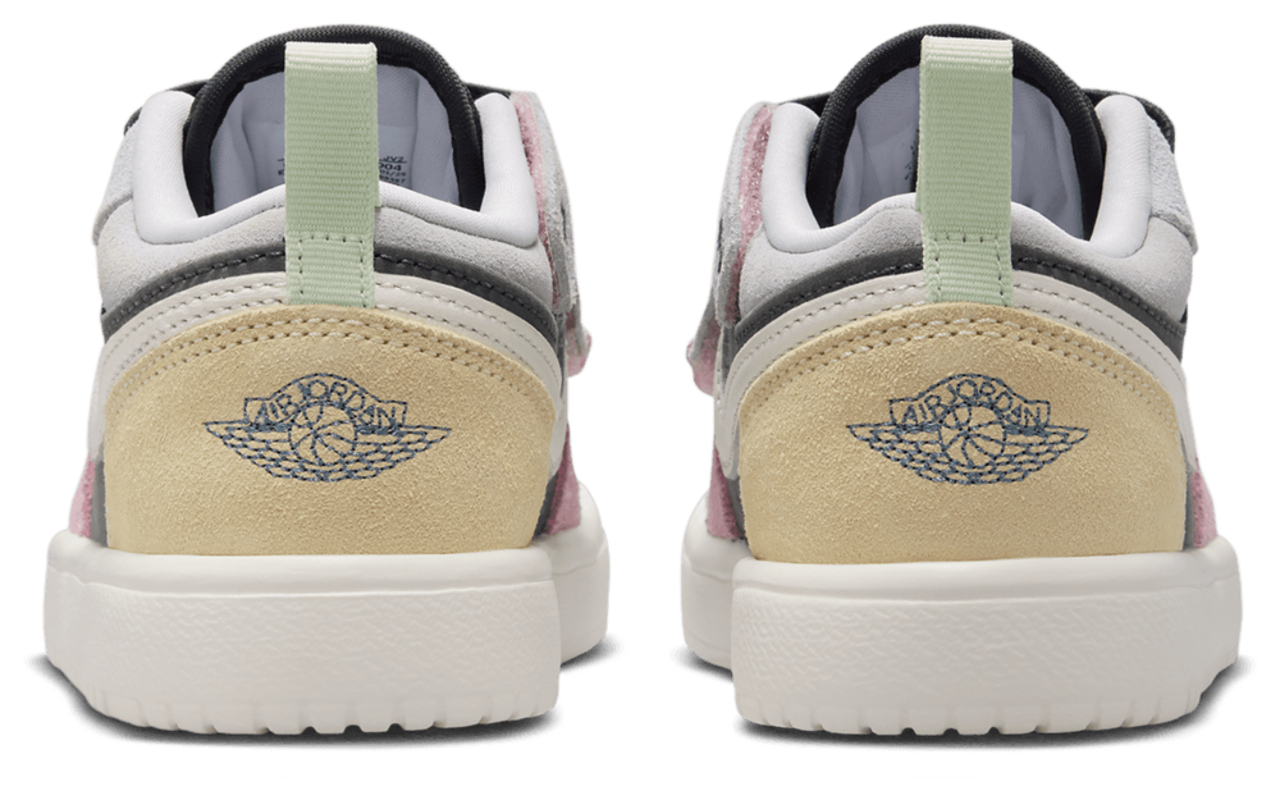 Jordan AJ 1 Low ALT SE Fem Image 3 of 9. Tap to open photo gallery.