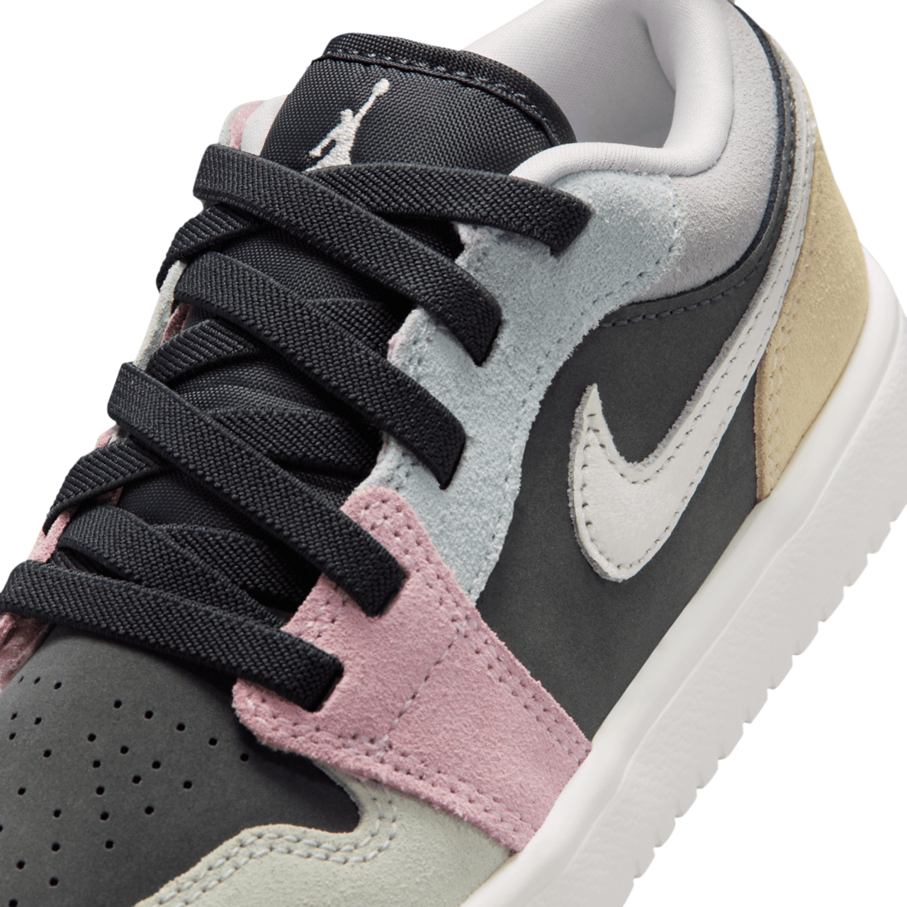 Jordan AJ 1 Low ALT SE Fem Image 7 of 9. Tap to open photo gallery.