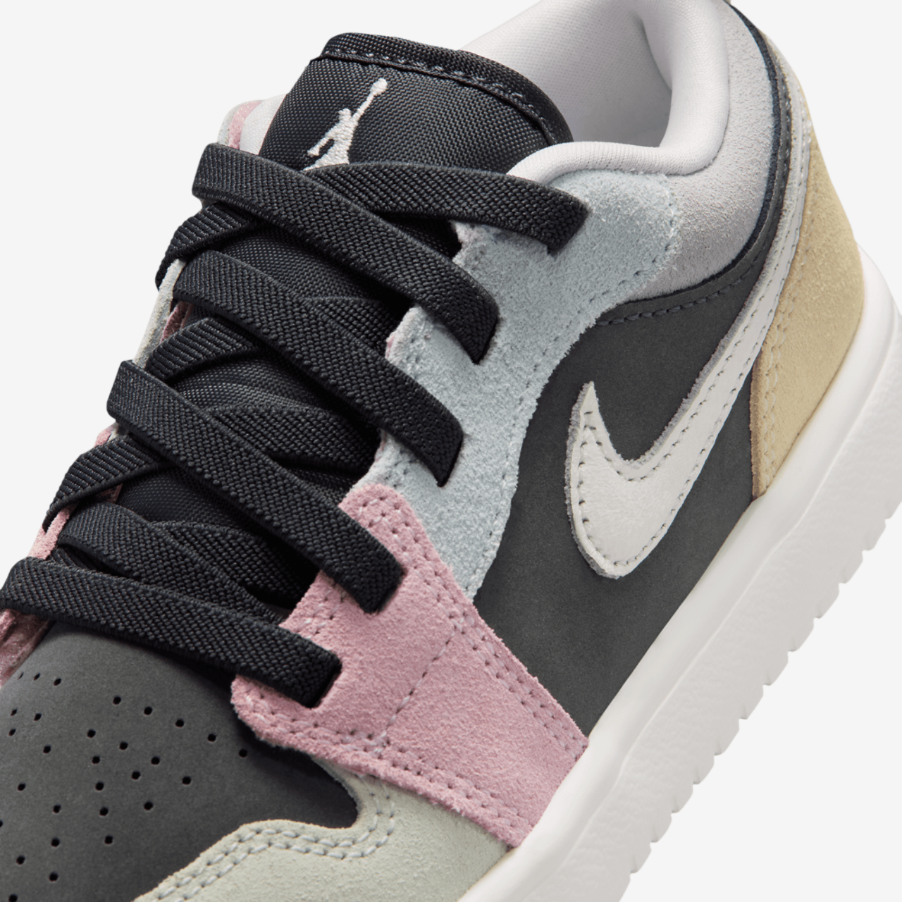 Jordan AJ 1 Low ALT SE Fem Image 7 of 9. Tap to open photo gallery.