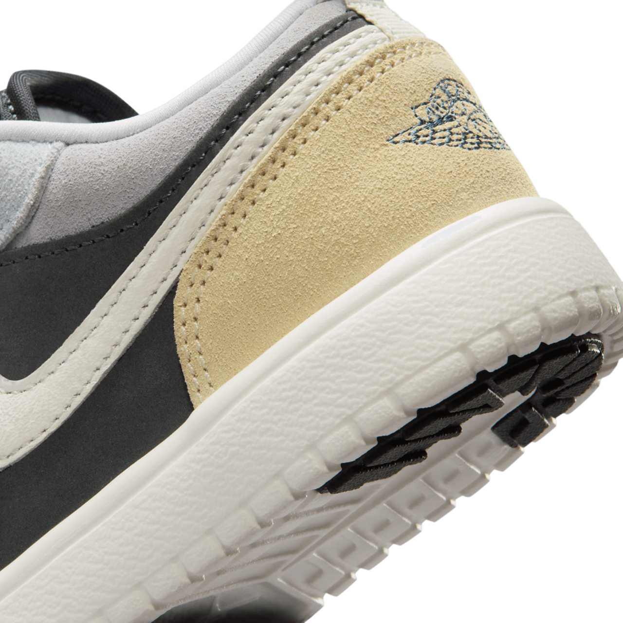 Jordan AJ 1 Low ALT SE Fem Image 8 of 9. Tap to open photo gallery.