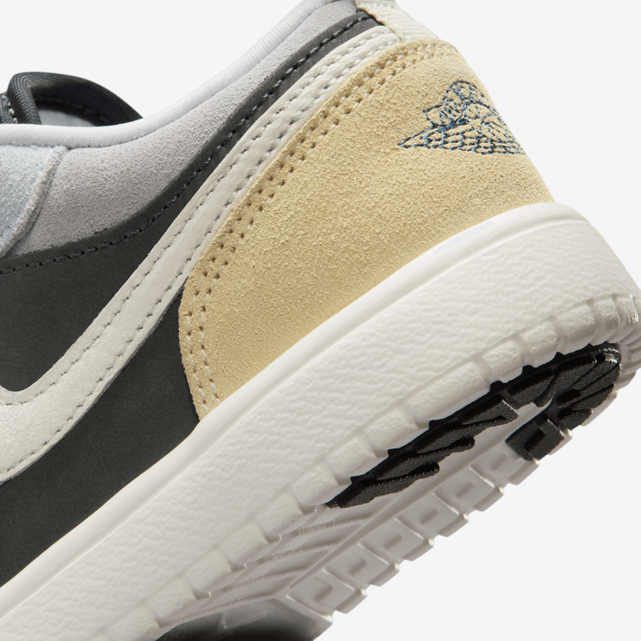 Jordan AJ 1 Low ALT SE Fem Image 8 of 9. Tap to open photo gallery.