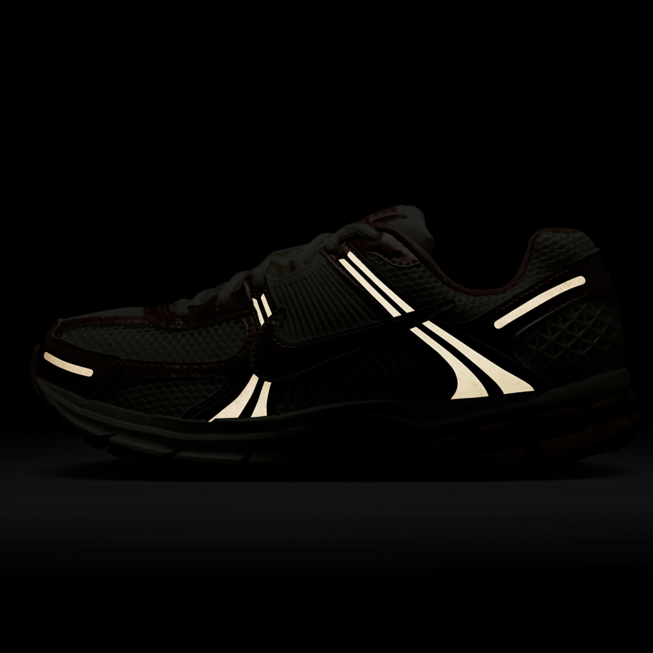 Nike Zoom Vomero 5 NA36 Image 6 of 6. Tap to open photo gallery.