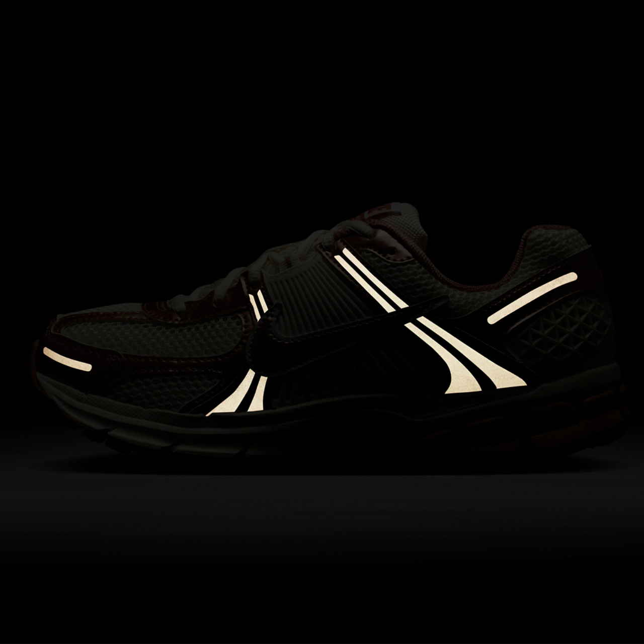 Nike Zoom Vomero 5 NA36 Image 6 of 6. Tap to open photo gallery.