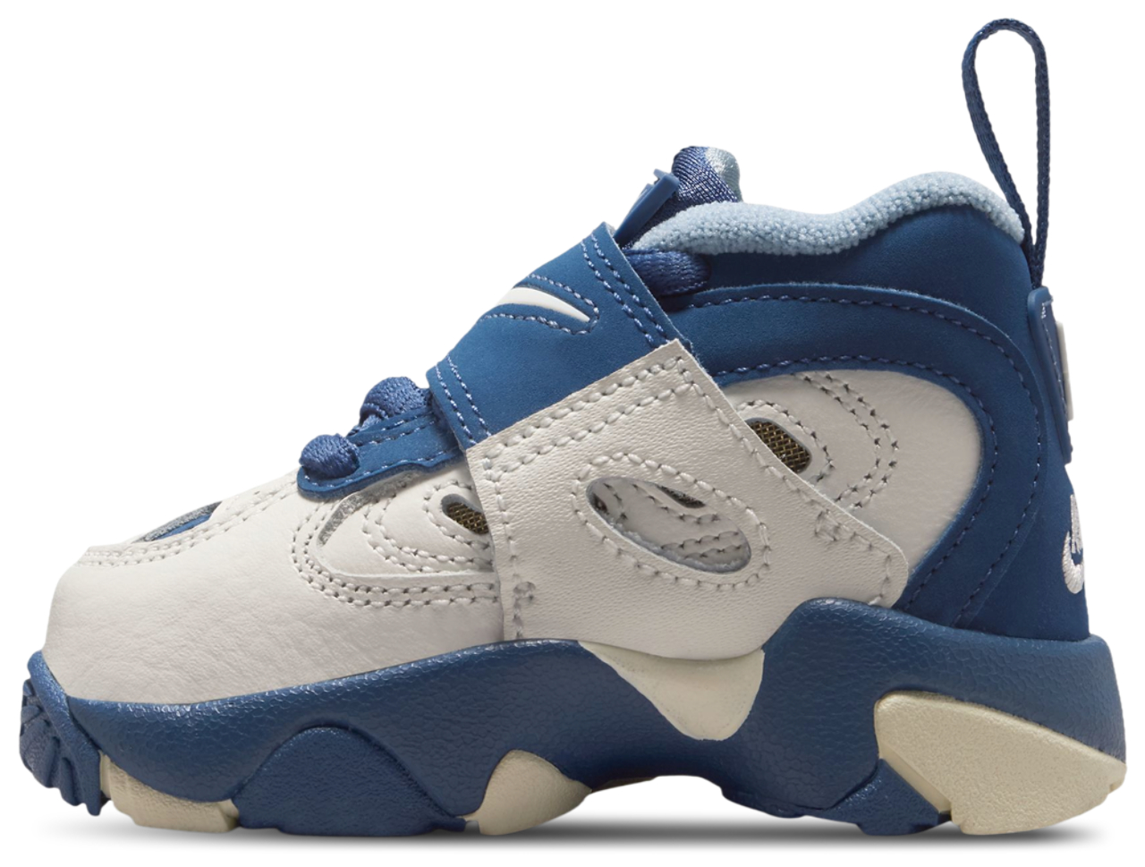 Nike Air Diamond Turf II Image 2 of 5. Tap to open photo gallery.
