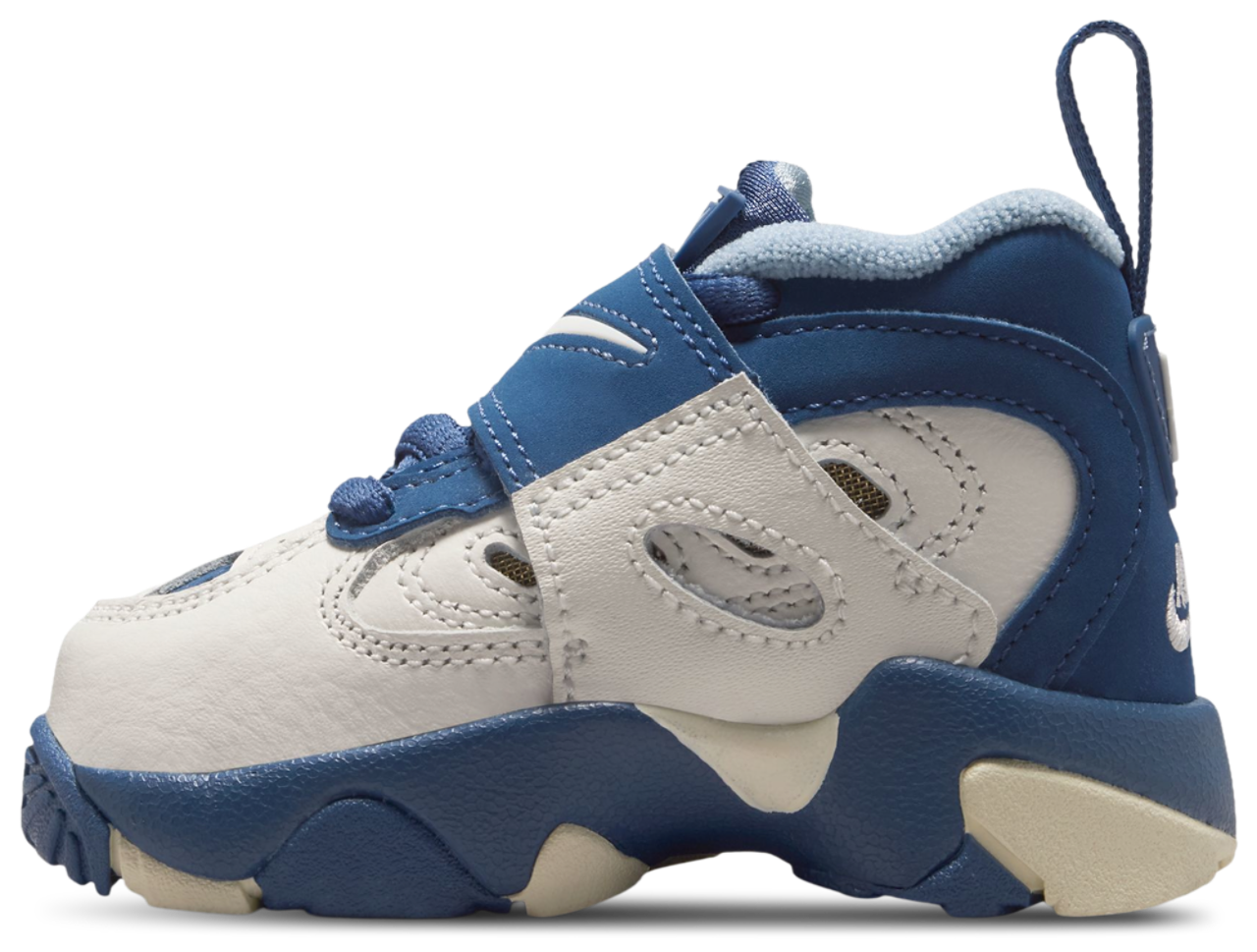 Nike Air Diamond Turf II Image 2 of 5. Tap to open photo gallery.
