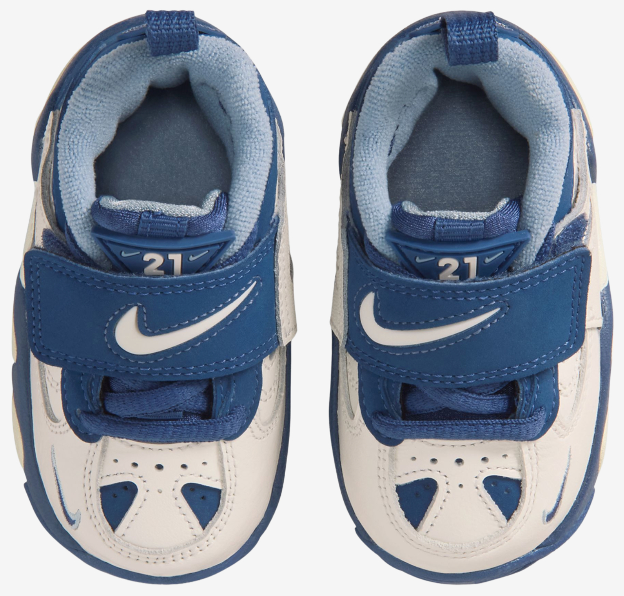 Nike Air Diamond Turf II Image 4 of 5. Tap to open photo gallery.