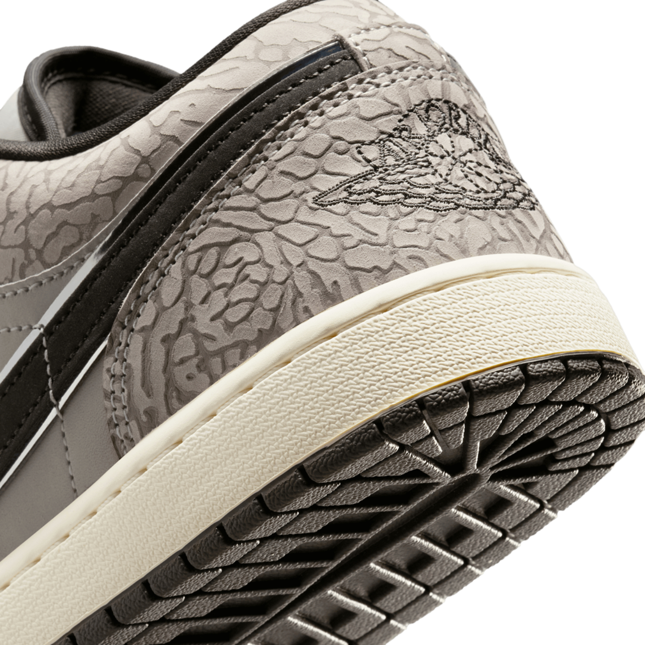 Jordan Air Jordan 1 Low SE V2 Brasil Image 8 of 9. Tap to open photo gallery.