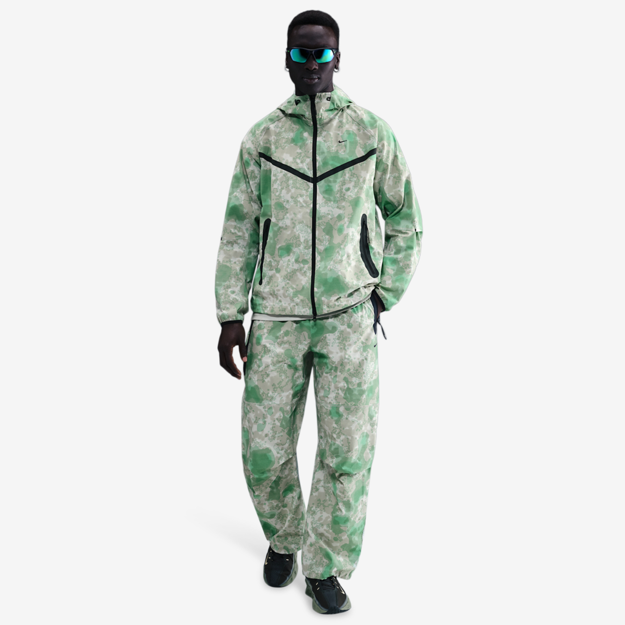 Nike Tech Woven Pant AOP Image 4 of 5. Tap to open photo gallery.